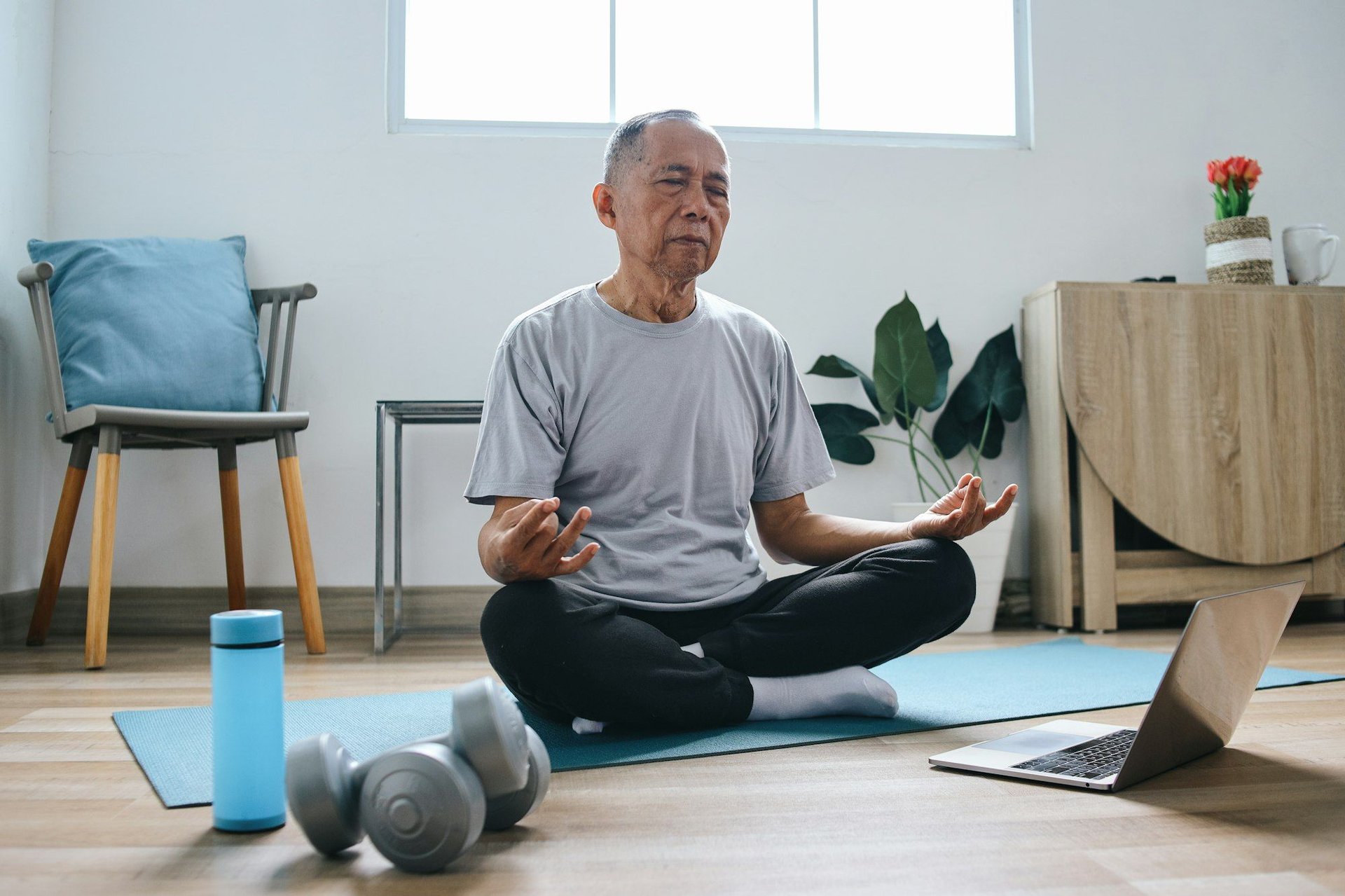 Sortir de la solitude à 60 ans : des clés pour s'épanouir - Mirokru
